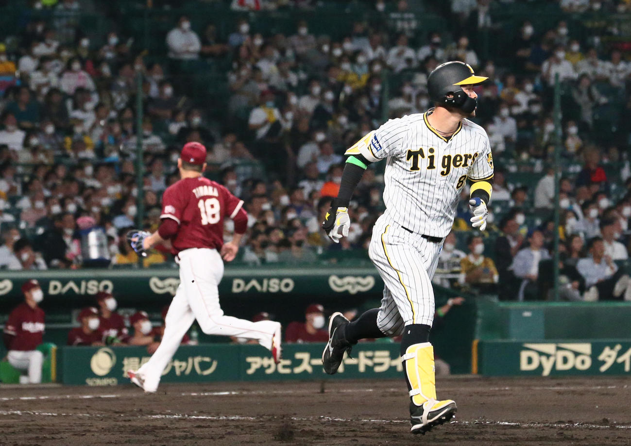 阪神対楽天　4回裏阪神1死三塁、佐藤輝は中飛に倒れる。左は投手田中将（撮影・上山淳一）