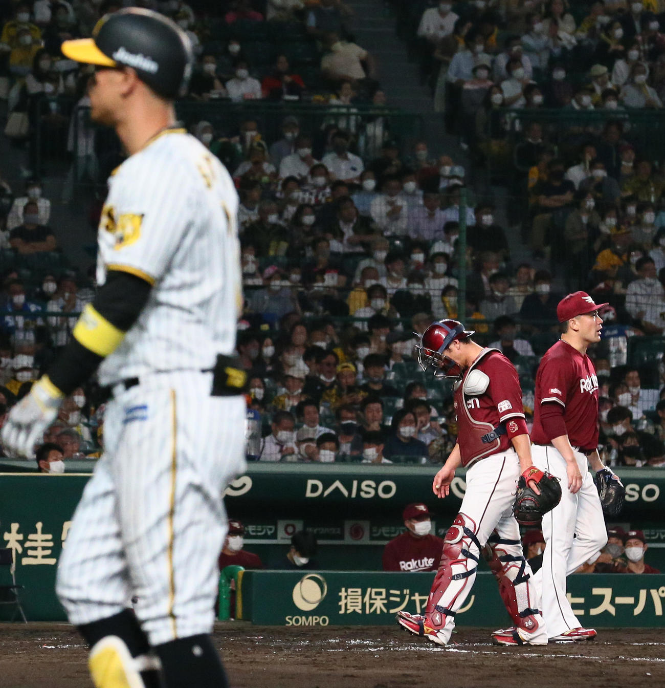 阪神対楽天　4回裏阪神1死三塁、田中将（右）は佐藤輝（手前）を中飛に仕留める（撮影・上山淳一）