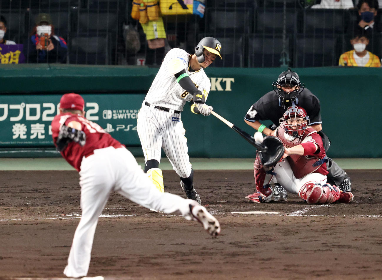 阪神対楽天　4回裏阪神1死三塁、佐藤輝は中飛を打ち上げる。投手田中将（撮影・加藤哉）