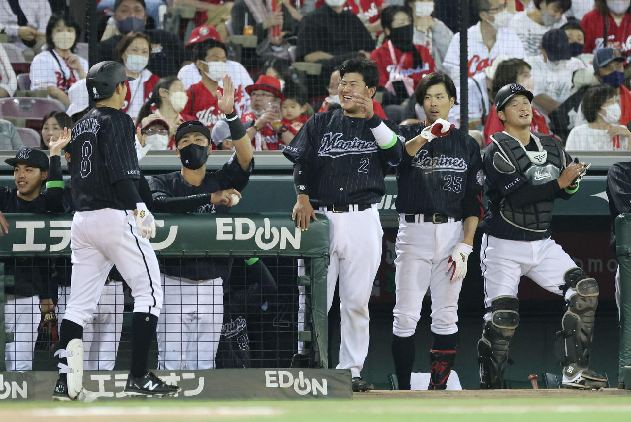 交流戦広島対ロッテ　8回表ロッテ1死一、二塁、左越え3点本塁打を放った中村を迎える松川（中央）ら（撮影・加藤孝規）