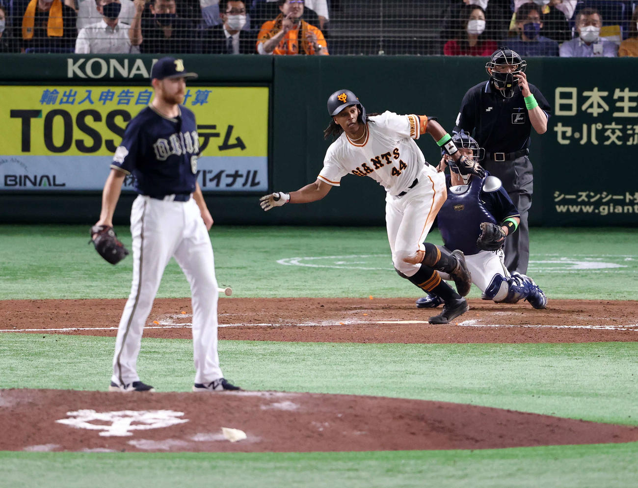 巨人対オリックス　8回裏巨人無死一、二塁、ウォーカーは勝ち越し適時打を放つ。投手ビドル（撮影・浅見桂子）