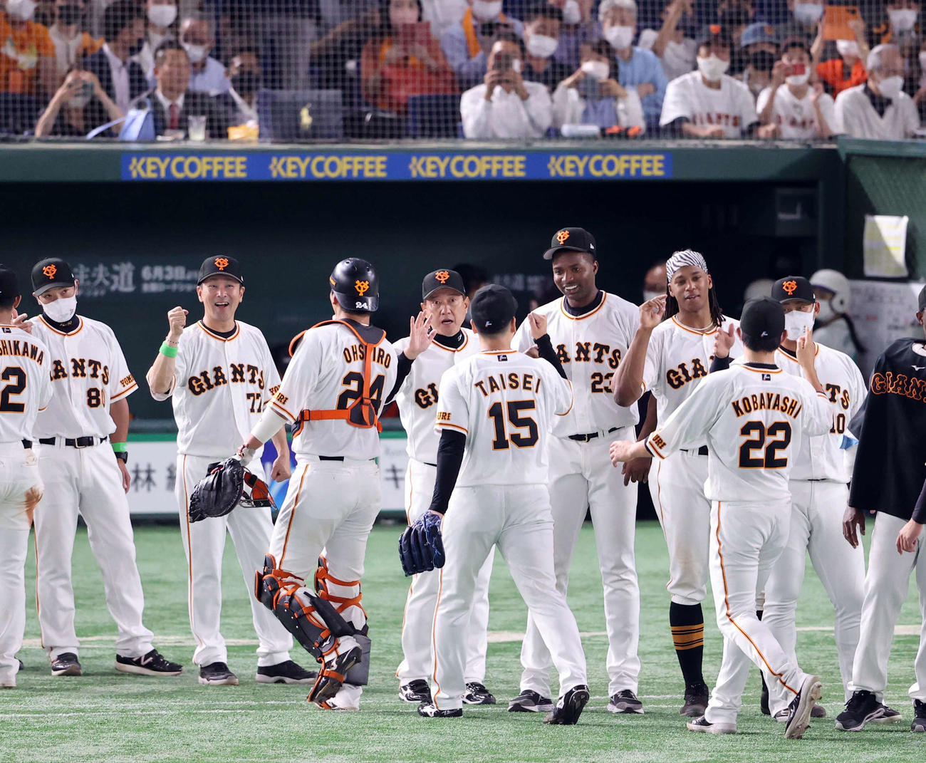 巨人対オリックス　交流戦初戦を制し、ハイタッチで大勢らナインを迎える巨人原監督（中央）（撮影・浅見桂子）
