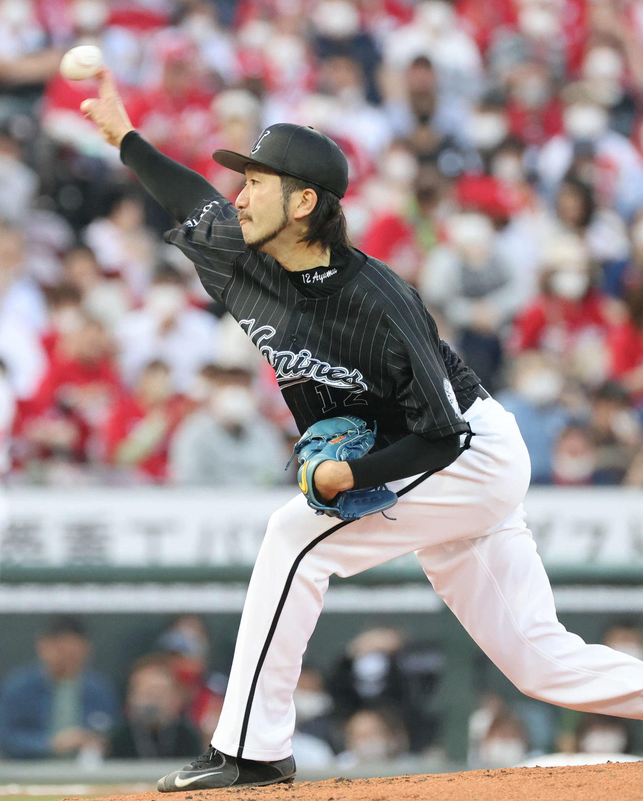 交流戦広島対ロッテ　力投するロッテ先発の石川（撮影・加藤孝規）