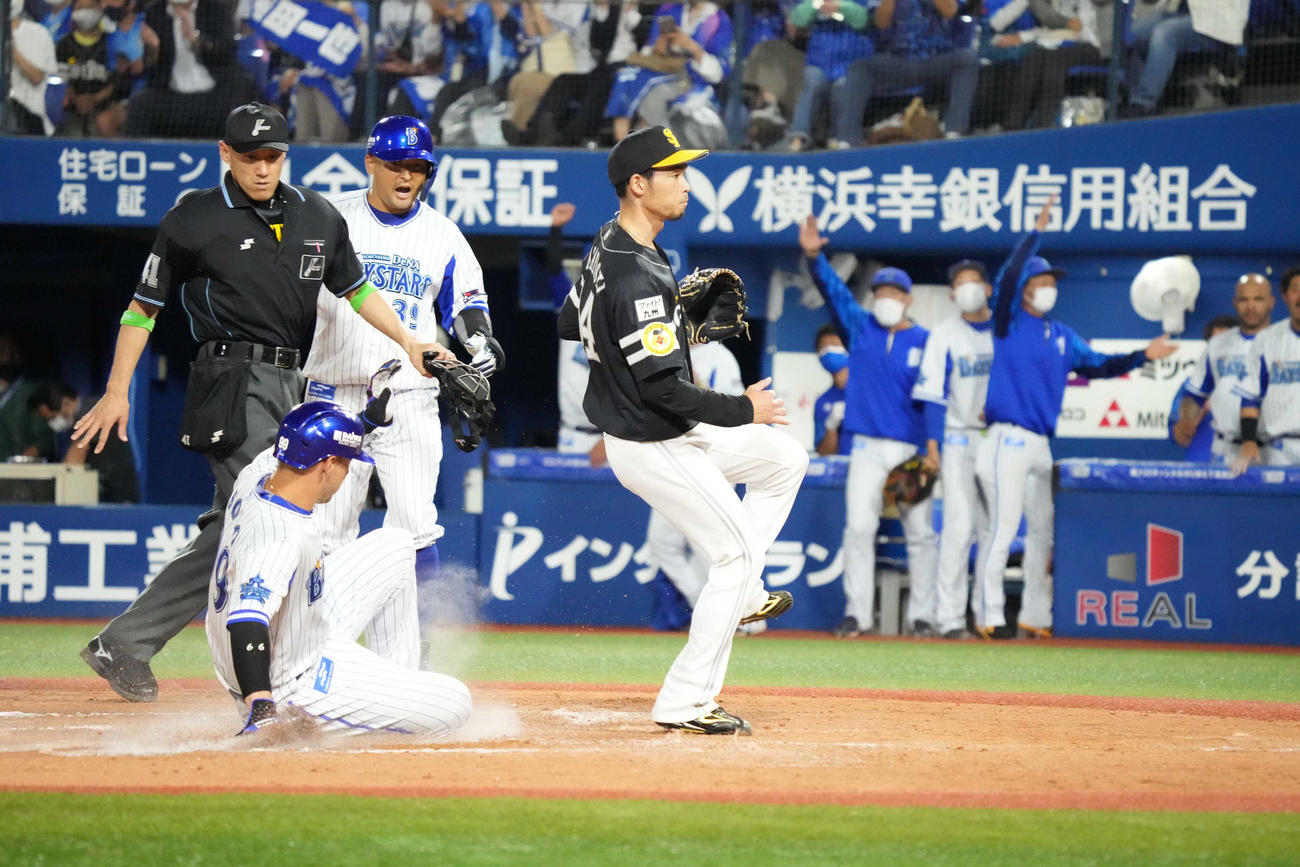 DeNA対ソフトバンク　8回裏DeNA2死二、三塁、ソフトバンク4番手で登板した又吉（中央）は本塁ベースカバーに走るも甲斐の捕逸で三塁走者ソト（左手前）の生還を許す（撮影・小沢裕）