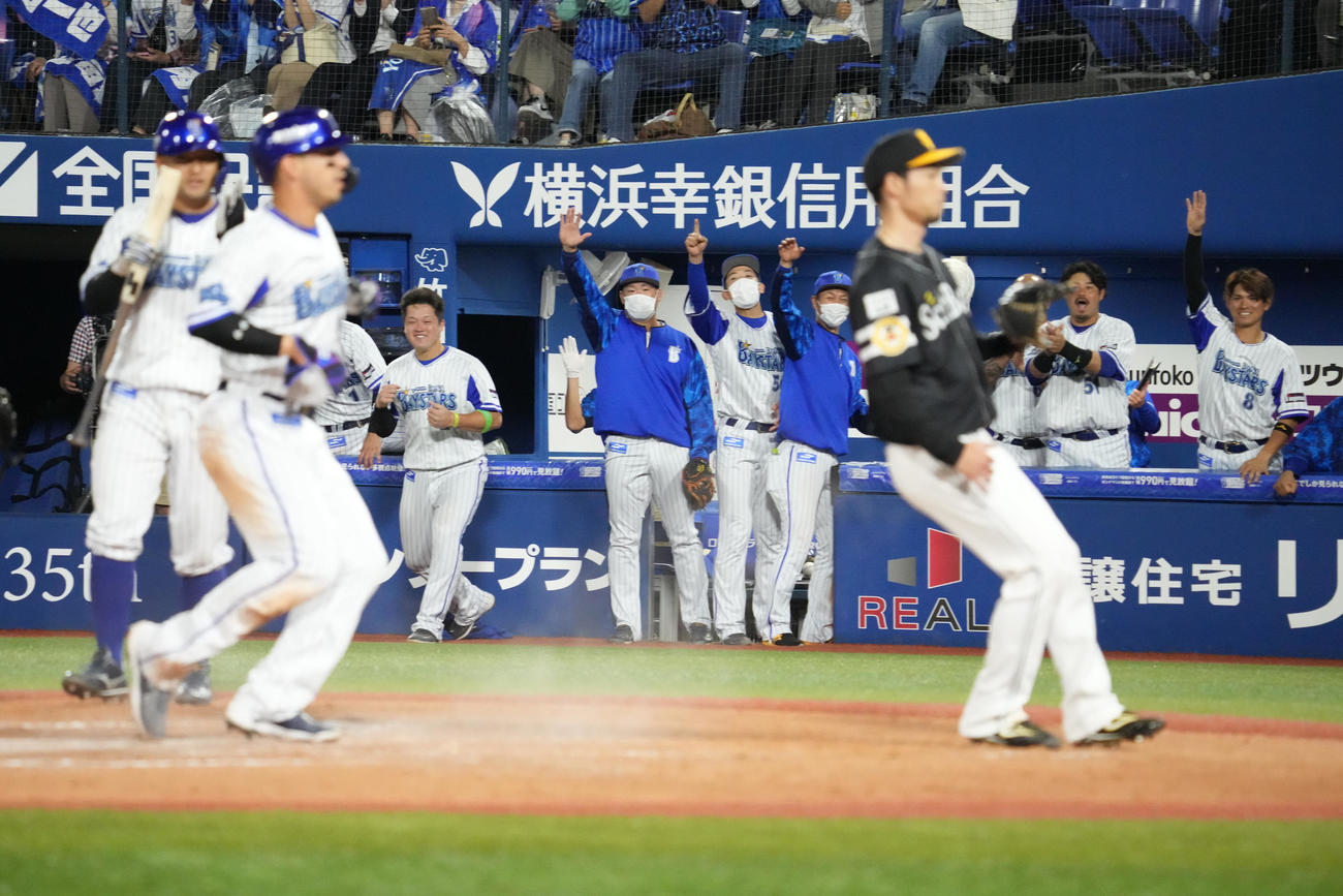 DeNA対ソフトバンク　8回裏DeNA2死二、三塁、三塁走者ソト（左）がソフトバンク甲斐の捕逸で勝ち越しの生還を果たし大喜びするベンチのナイン（撮影・小沢裕）