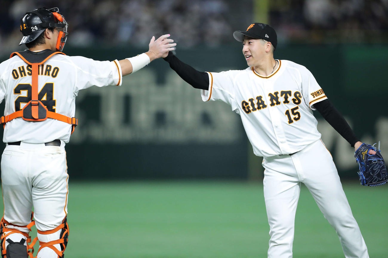 巨人オリックス　オリックスに勝利し、ハイタッチする大城（左）と大勢（撮影・河田真司）