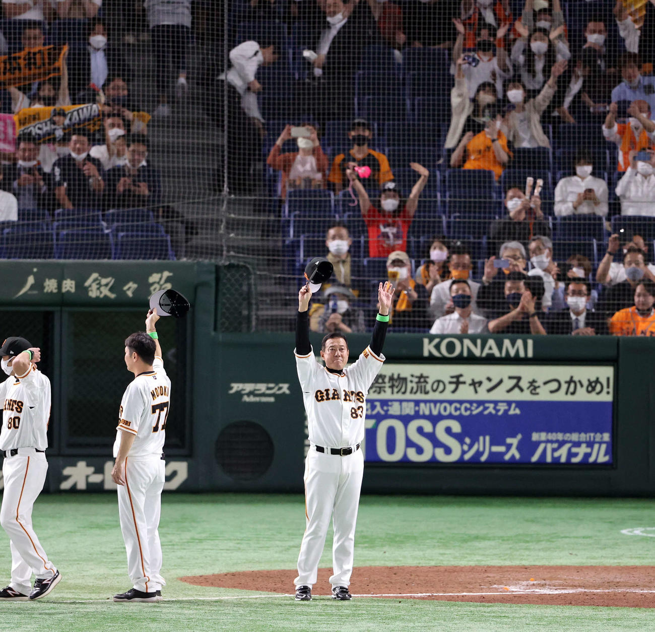 巨人対オリックス　交流戦初戦を制し、ファンにあいさつする巨人原監督（撮影・浅見桂子）