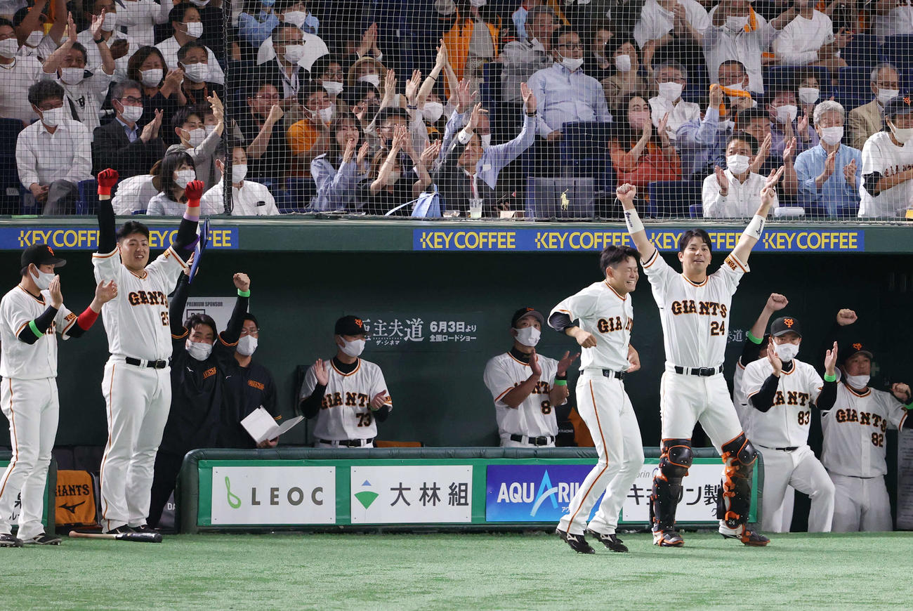 巨人対オリックス　8回裏巨人無死一、二塁、ウォーカーが勝ち越し適時打を放ち、バンザイで喜ぶ岡本和（左）。右から2人目は拍手する原監督（撮影・浅見桂子）