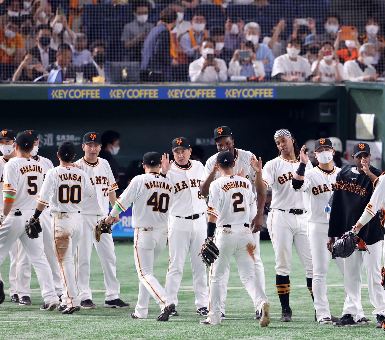 巨人対オリックス　交流戦初戦を制し、ハイタッチでナインを迎える巨人原監督（中央）（撮影・浅見桂子）