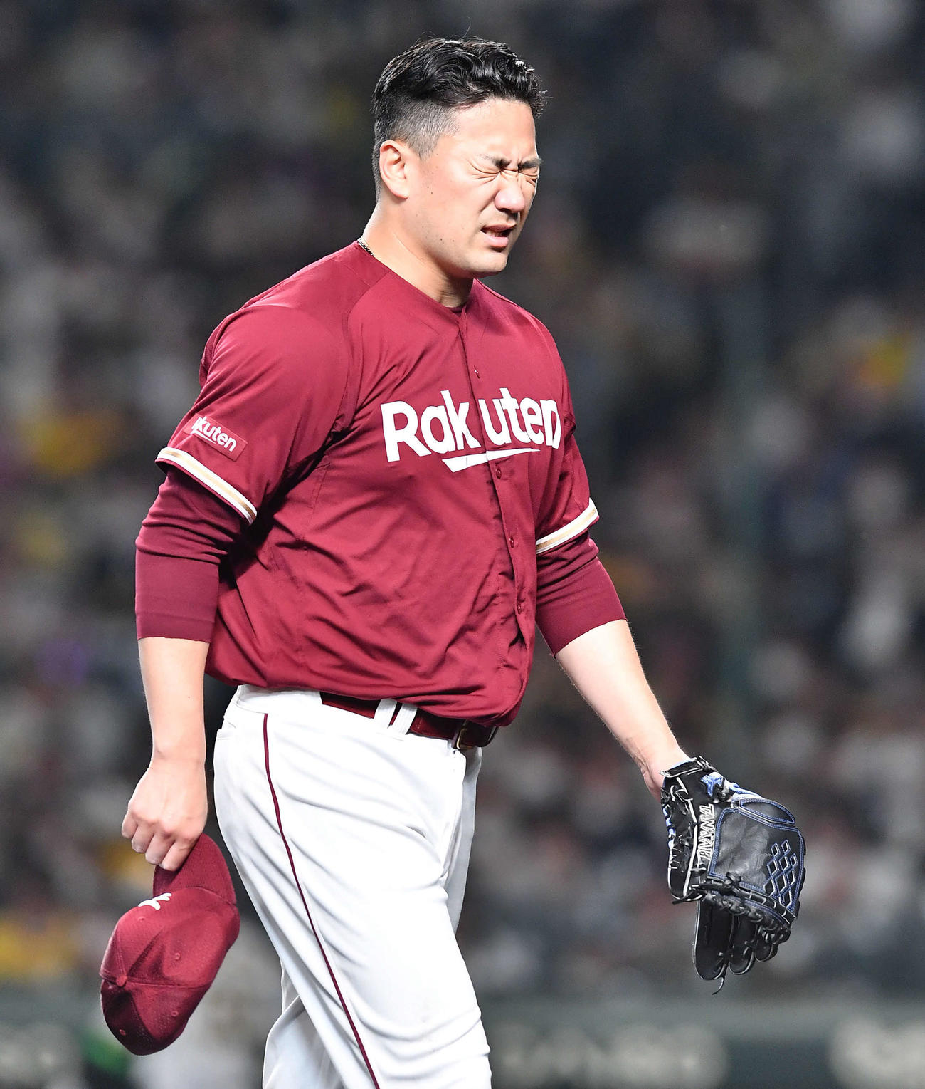 阪神対楽天　6回裏、大山に先制打を打たれた田中将は悔しそうな表情でベンチへ戻る（撮影・岩下翔太）