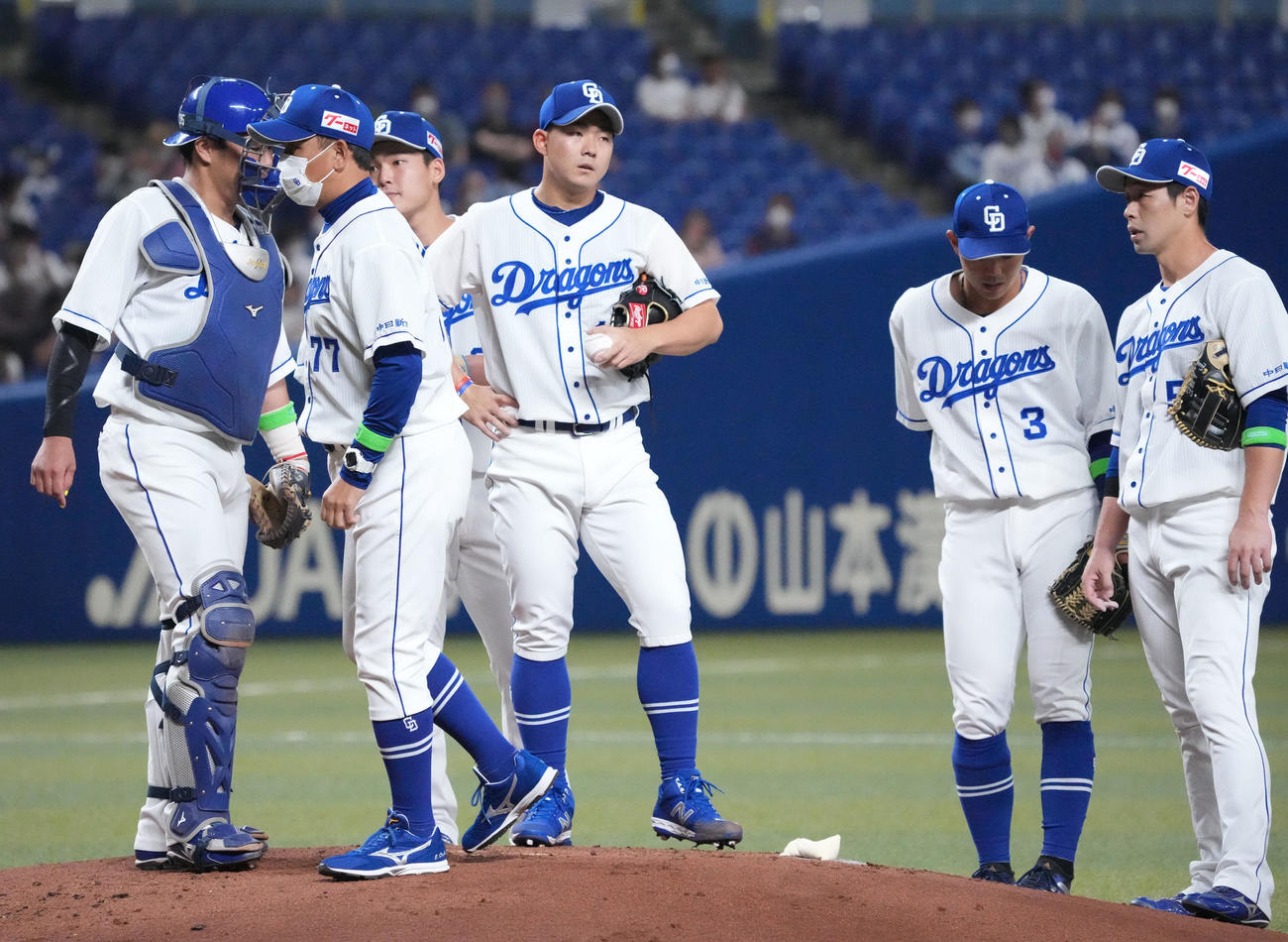 中日対西武　1回表西武1死一、二塁、マウンドの小笠原（中央）のもとに集まる中日ナイン（撮影・森本幸一）