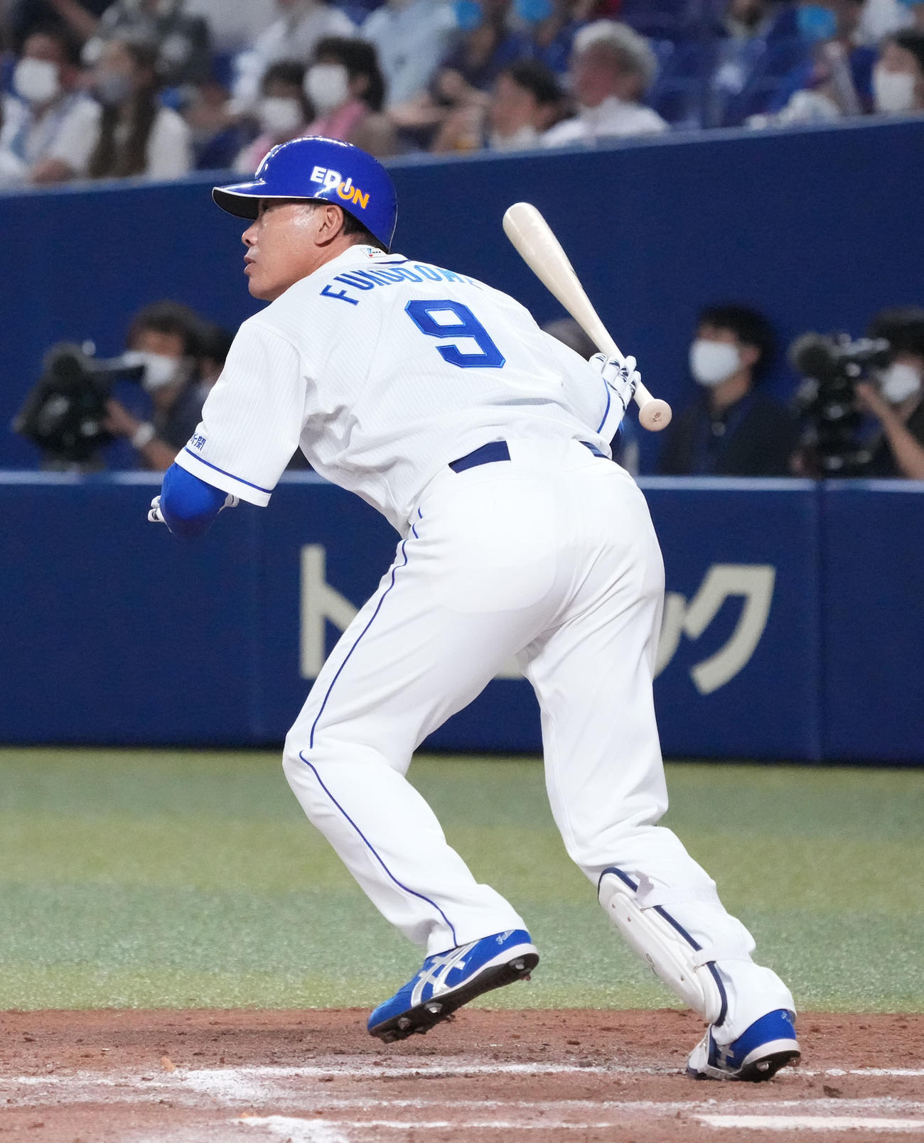 中日対西武　8回裏中日1死三塁、中犠飛を放つ福留（撮影・森本幸一）