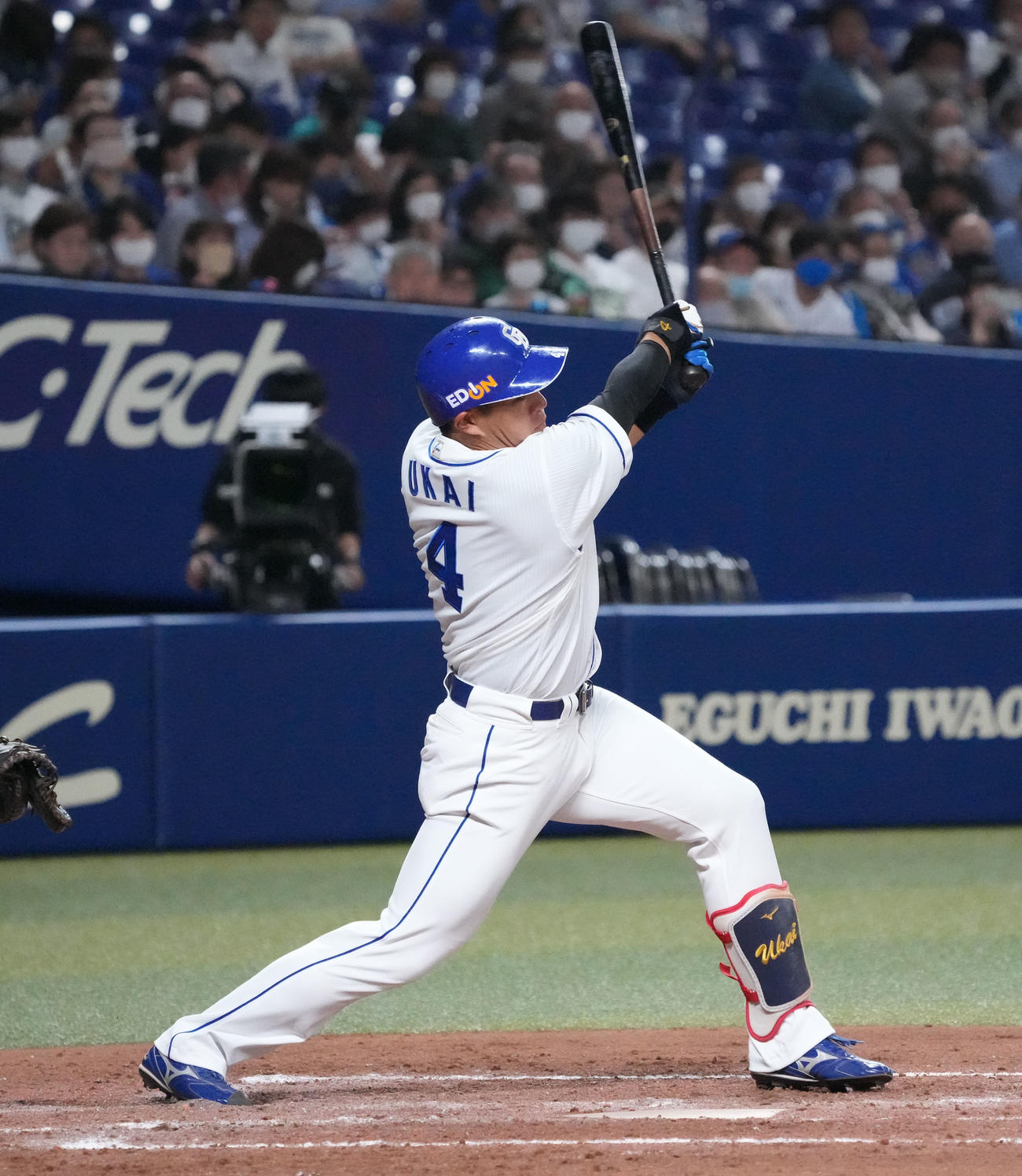 中日対西武　3回裏中日1死、右中間スタンドへ本塁打を放つ鵜飼（撮影・森本幸一）