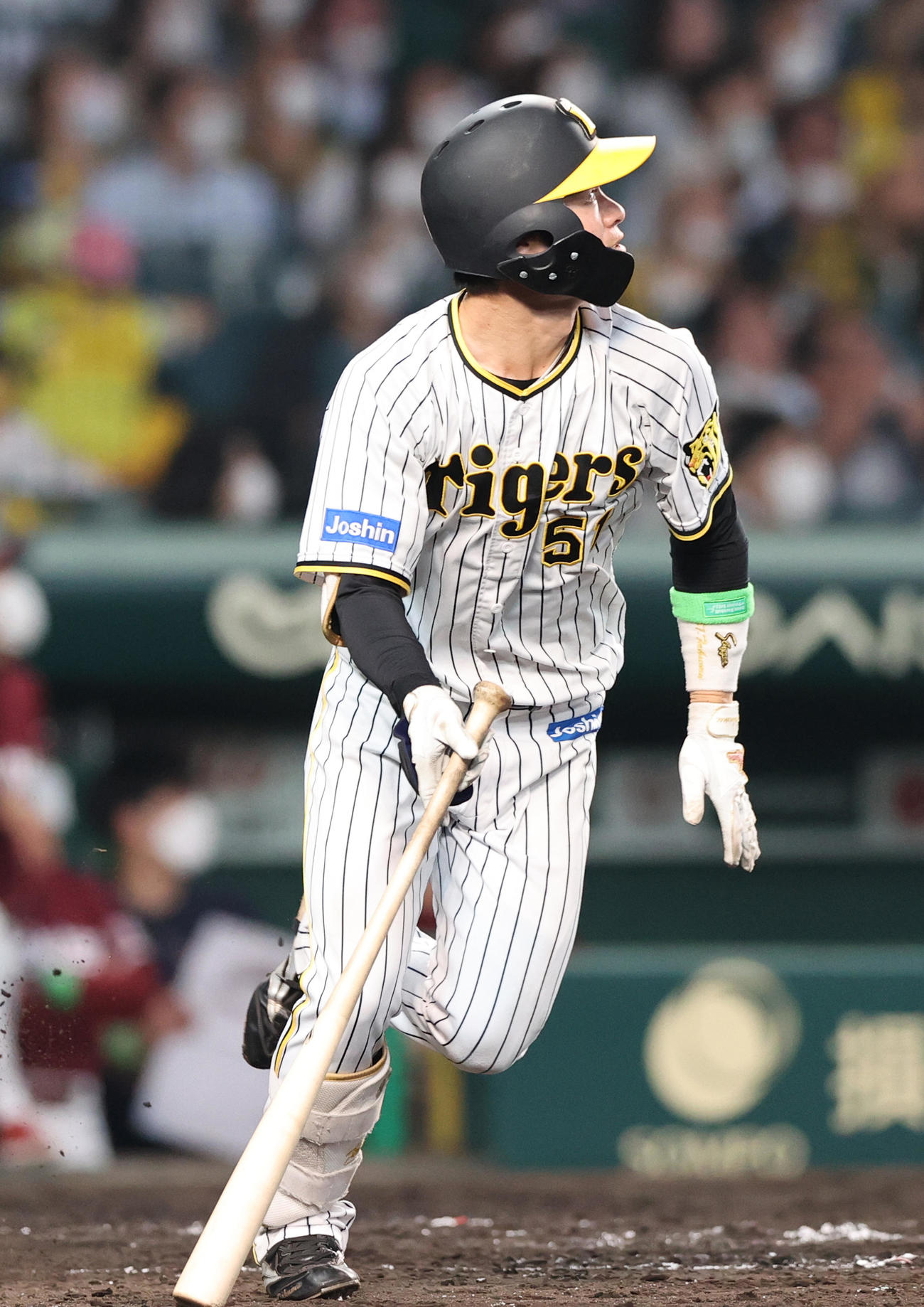 阪神対楽天　4回裏阪神無死、中野は右越え三塁打を放つ（撮影・上山淳一）
