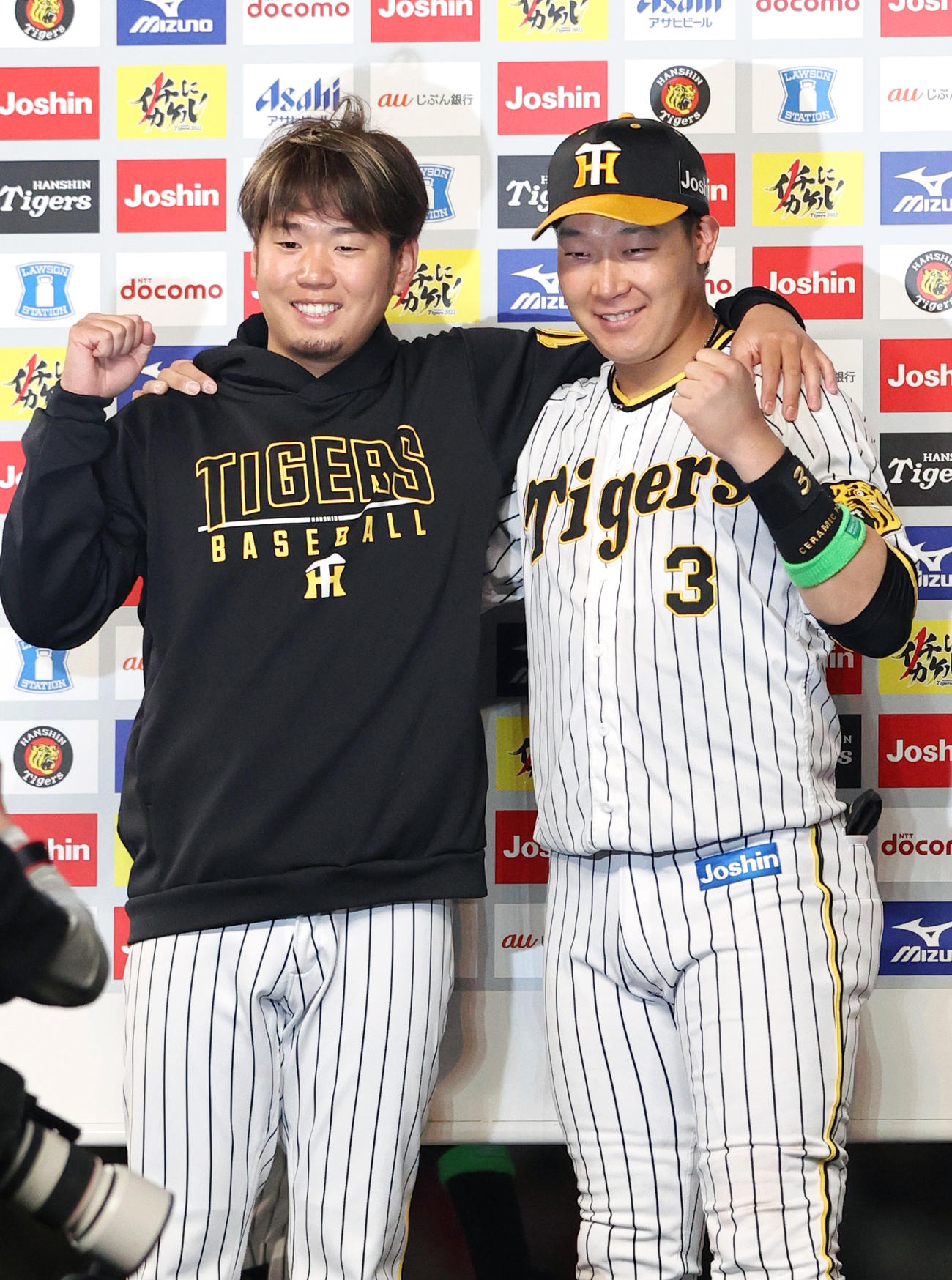 阪神対楽天　ヒーローインタビューを終え、笑顔で記念撮影する阪神西勇（左）と大山（撮影・上山淳一）