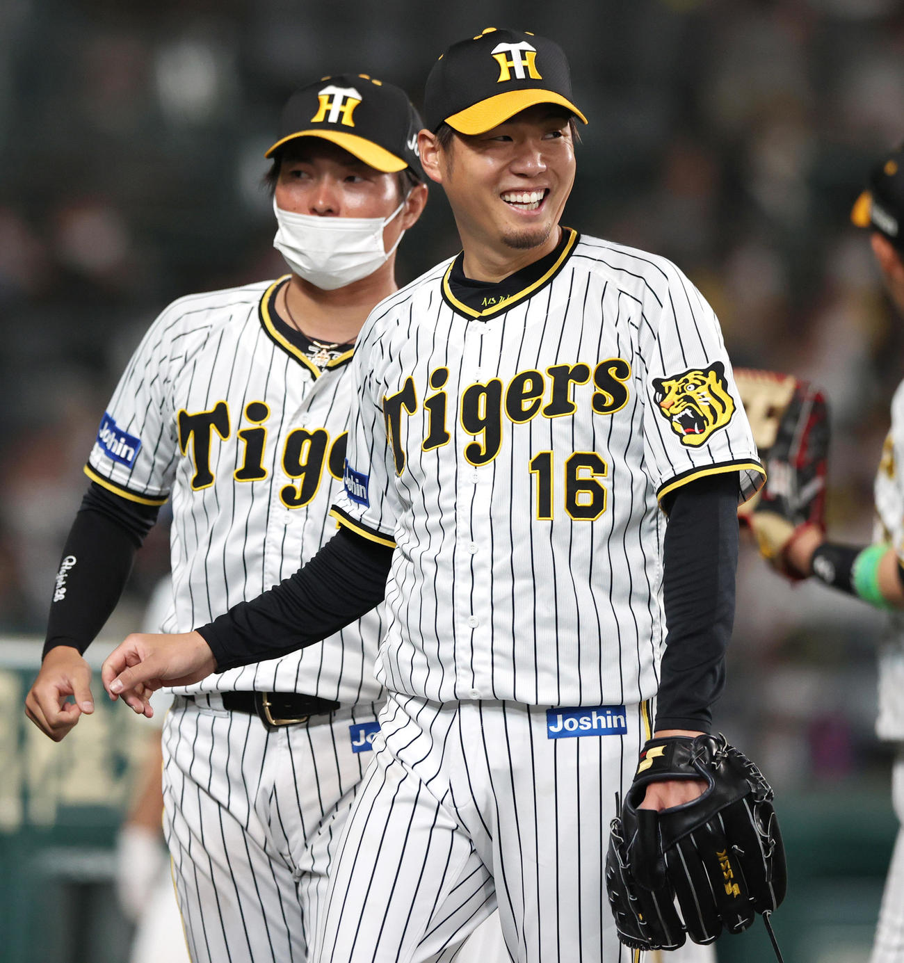 阪神対楽天　阪神西勇（手前）は5回を無失点で投げ終え笑顔を見せる。左は北條（撮影・上山淳一）