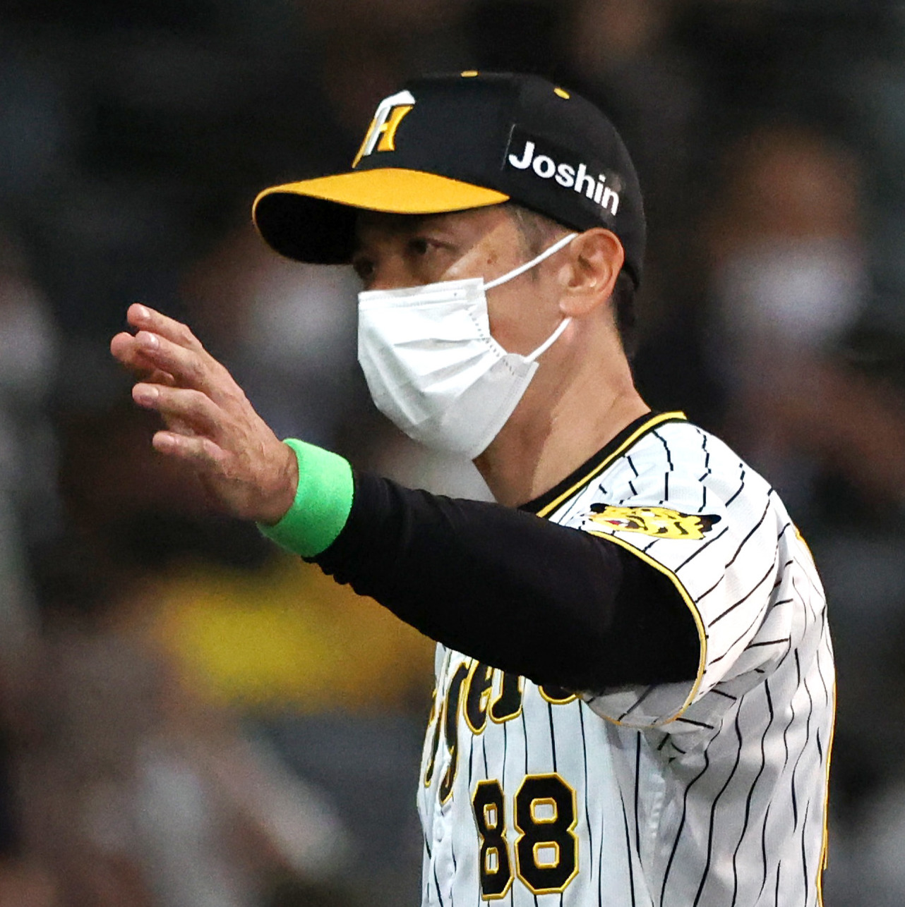 阪神対楽天　楽天に勝利しファンに応える阪神矢野監督（撮影・上山淳一）