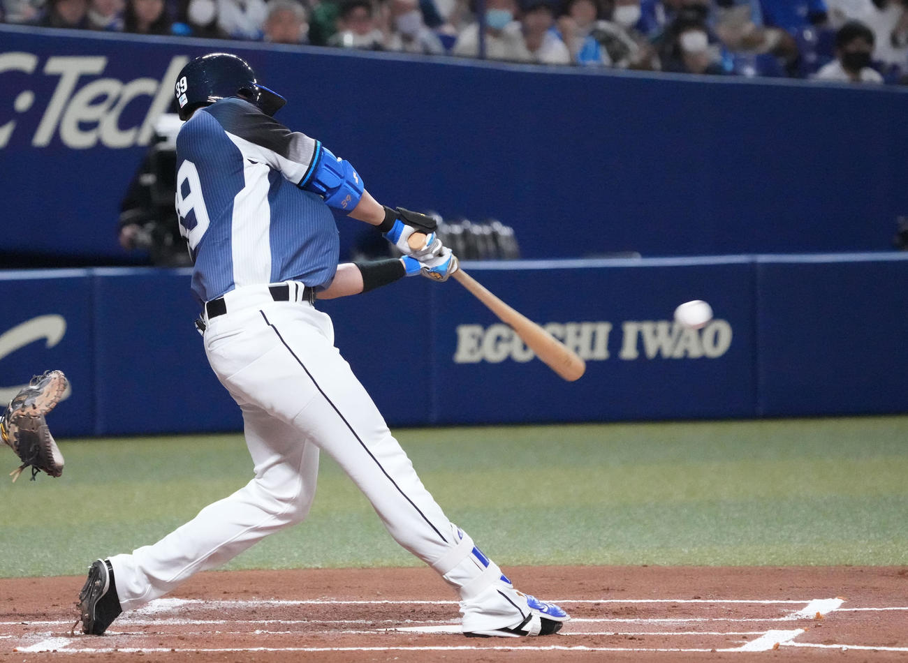 中日対西武　1回表西武1死満塁、右前2点適時打を放つ呉念庭（撮影・森本幸一）