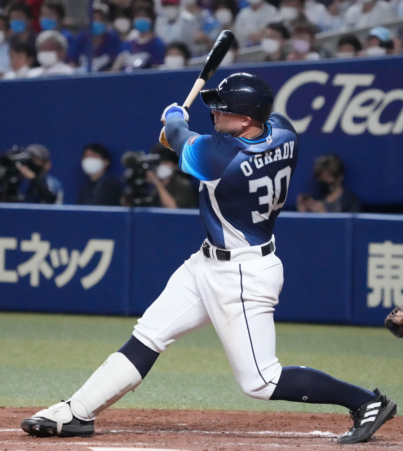 中日対西武　4回表西武1死一、二塁、右中間へ2点適時二塁打を放つオグレディ（撮影・森本幸一）