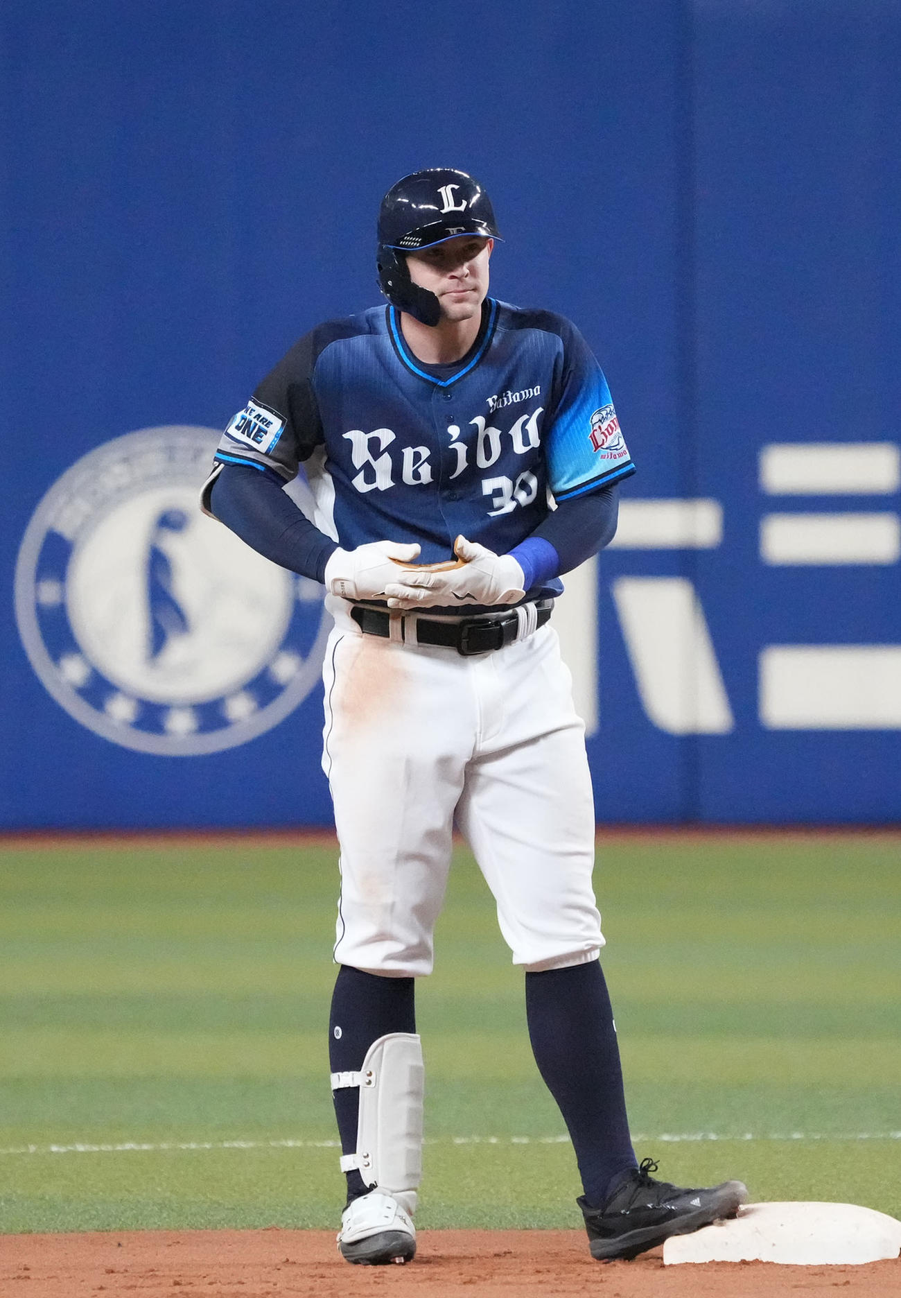 中日対西武　4回表西武1死一、二塁、右中間へ2点適時二塁打を放ち二塁上でゆりかごポーズをするオグレディ（撮影・森本幸一）
