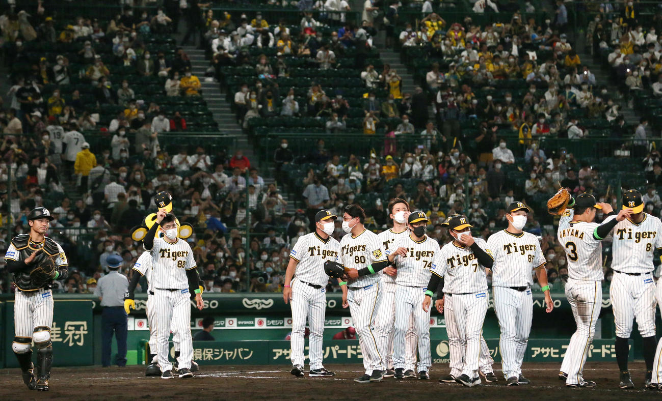 阪神対楽天　楽天に勝利し整列してあいさつする阪神矢野監督（左から2人目）と選手たち（撮影・上山淳一）