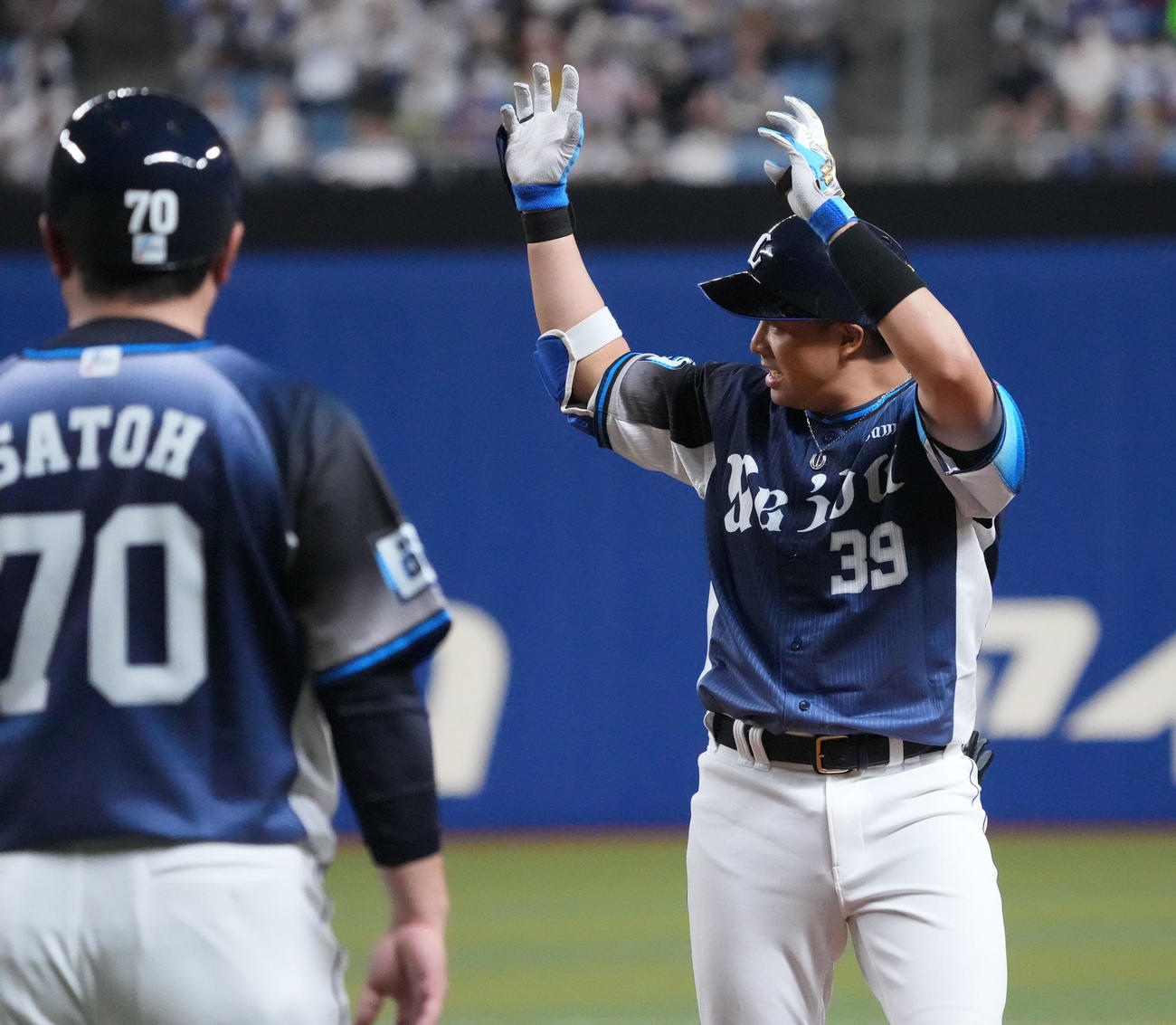 中日対西武　1回表西武1死満塁、右前2点適時打を放った呉念庭（撮影・森本幸一）