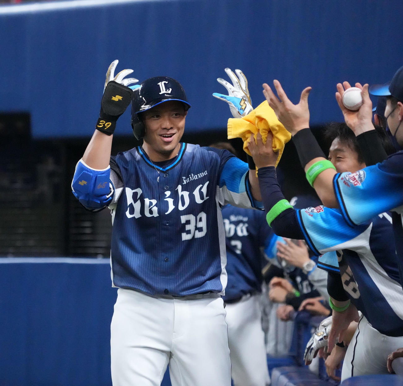 中日対西武　7回表西武無死一塁、右越え2点本塁打を放った呉念庭はチームメートとポーズを決める（撮影・森本幸一）