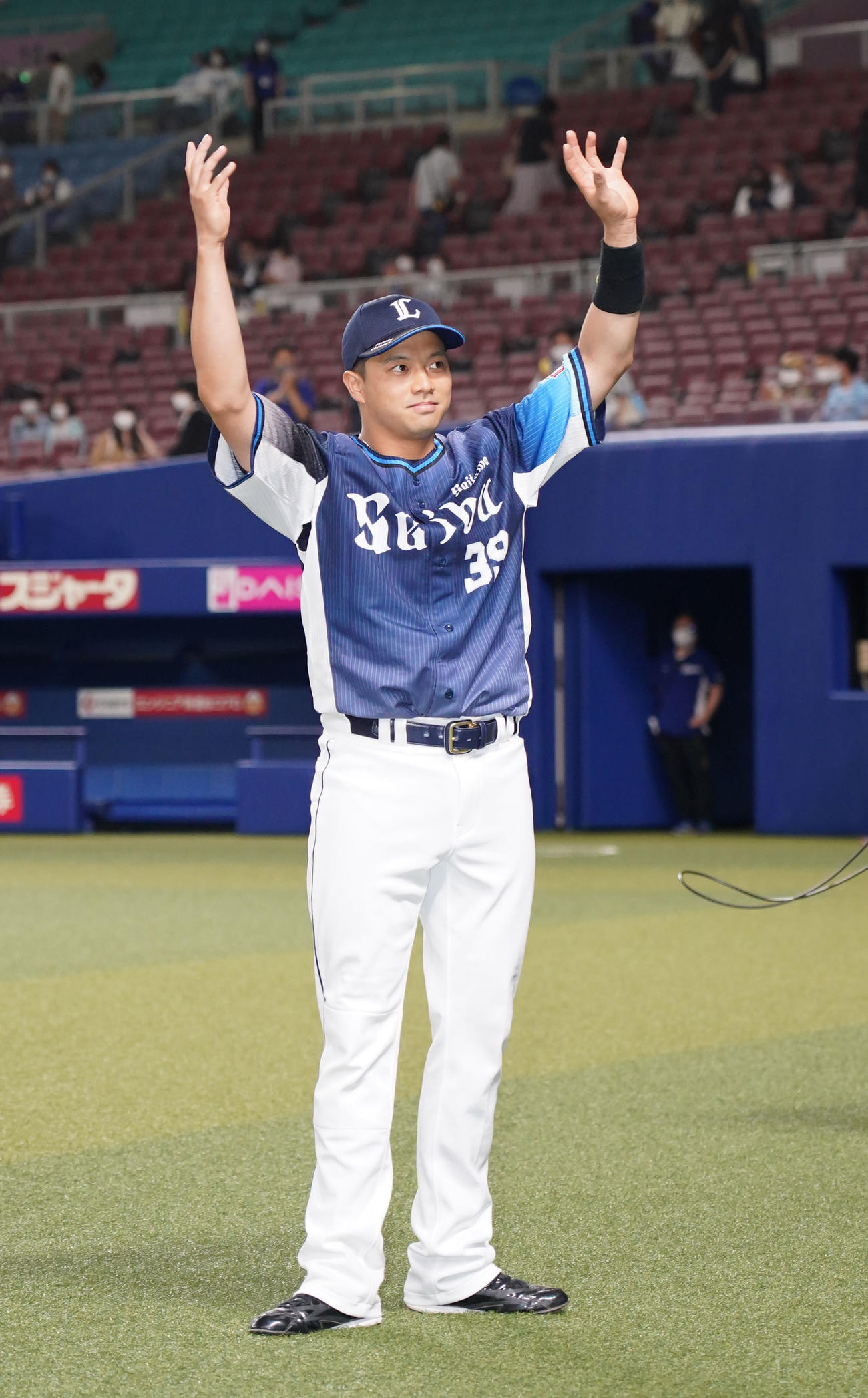 中日対西武　試合終了、ヒーローインタビューを終えスタンドのファンに手を振る呉念庭（撮影・森本幸一）