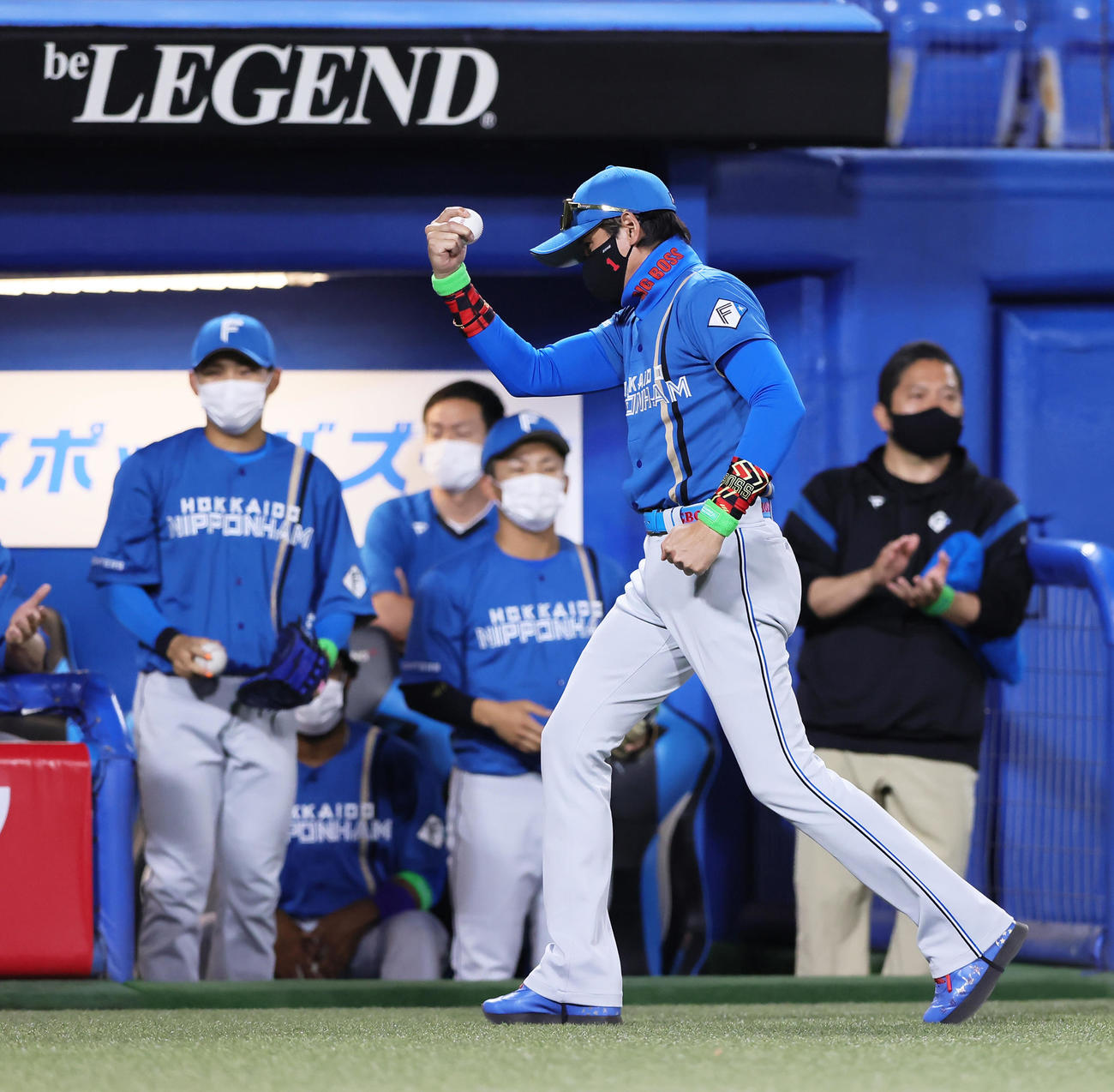 ヤクルト対日本ハム　10回表日本ハム無死一塁、上川畑のプロ初安打の記念球を受け取りガッツポーズする新庄監督（撮影・足立雅史）