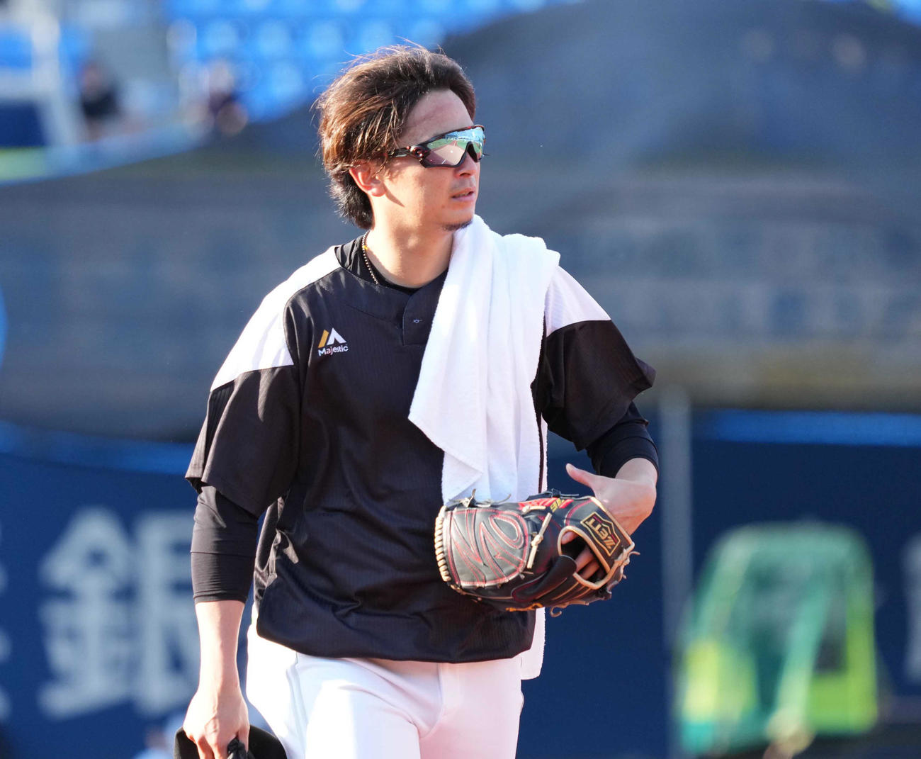 DeNA対ソフトバンク　試合前の練習を終え引き揚げるソフトバンク東浜（撮影・小沢裕）