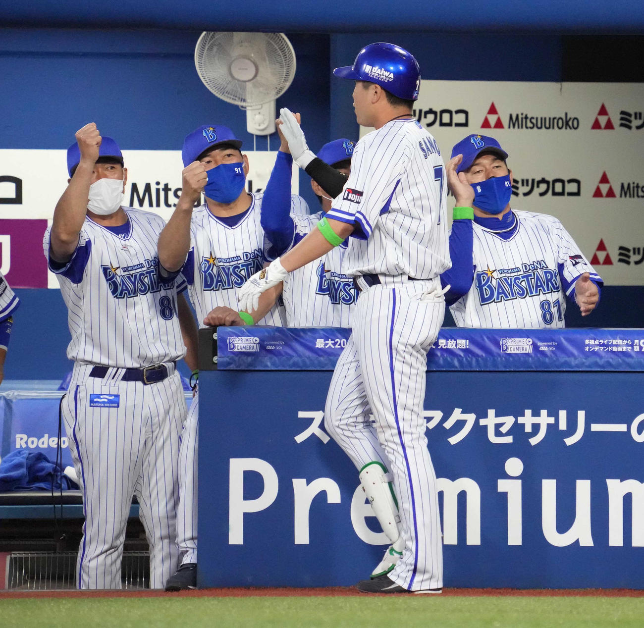 DeNA対ソフトバンク　3回裏DeNA1死、佐野は右越えにソロ本塁打を放ち三浦監督（右）ら首脳陣の祝福を受ける（撮影・小沢裕）