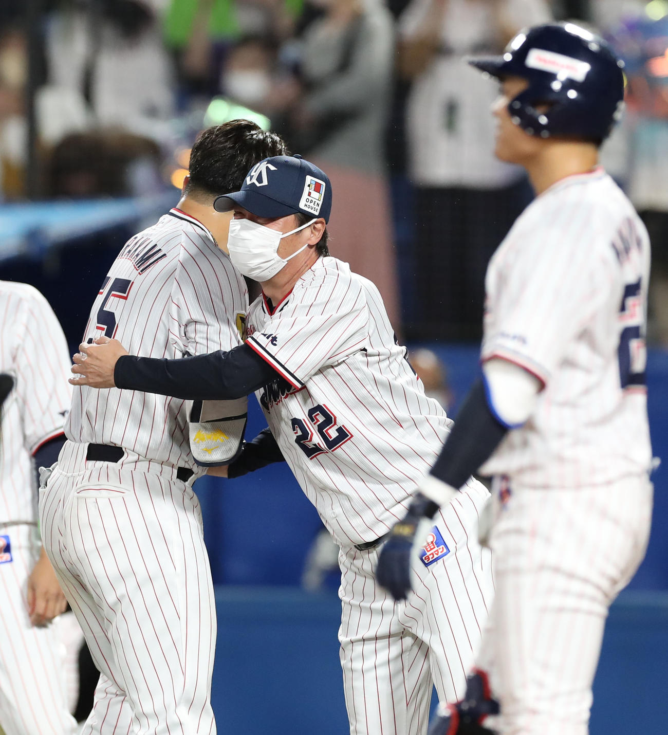 ヤクルト対日本ハム　11回裏ヤクルト2死一塁、サヨナラとなる中越え2点本塁打を放った村上（左）を笑顔で出迎える高津監督（撮影・佐藤翔太）