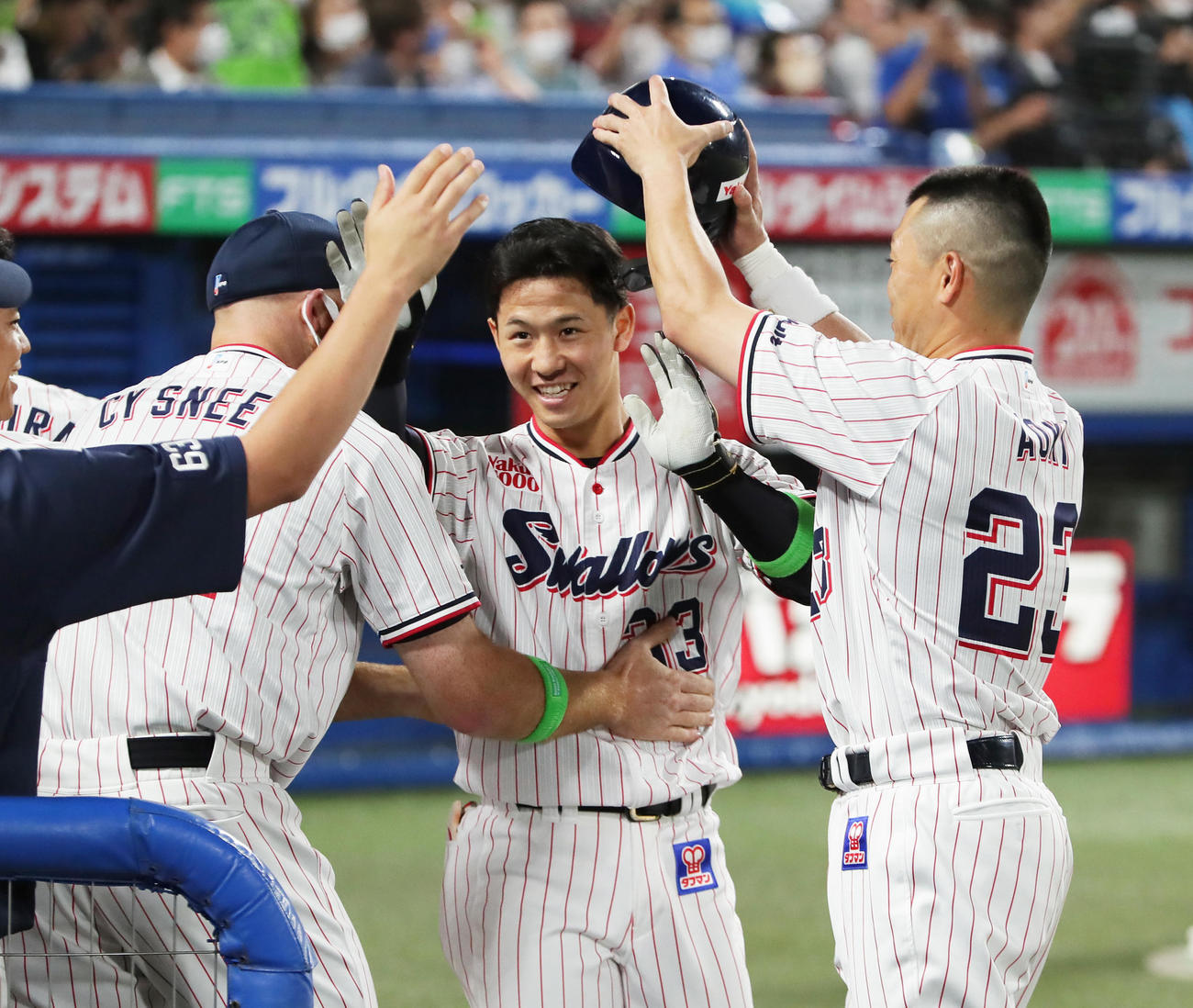 ヤクルト対日本ハム　8回裏ヤクルト2死、代打内山壮（中央）はプロ初本塁打を放ち祝福される（撮影・足立雅史）