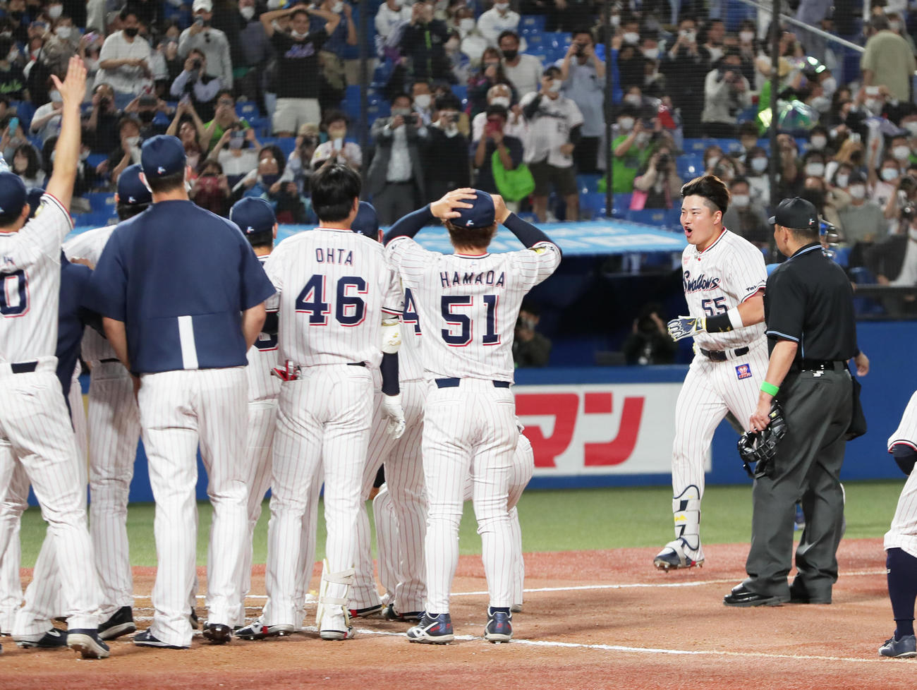 ヤクルト対日本ハム　11回裏ヤクルト2死一塁、サヨナラ2点本塁打を放ち喜びの輪に加わる村上（撮影・足立雅史）
