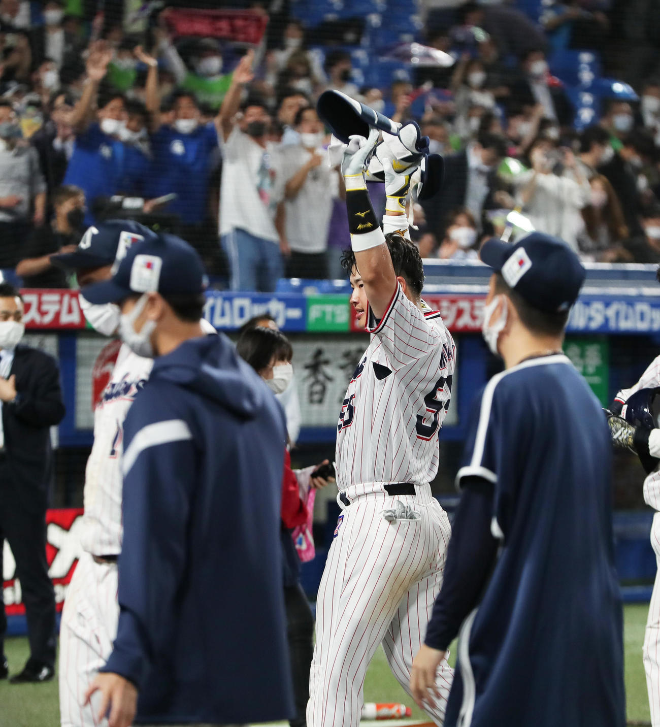 ヤクルト対日本ハム　11回裏ヤクルト2死一塁、サヨナラ2点本塁打を放ち喜ぶ村上（撮影・足立雅史）