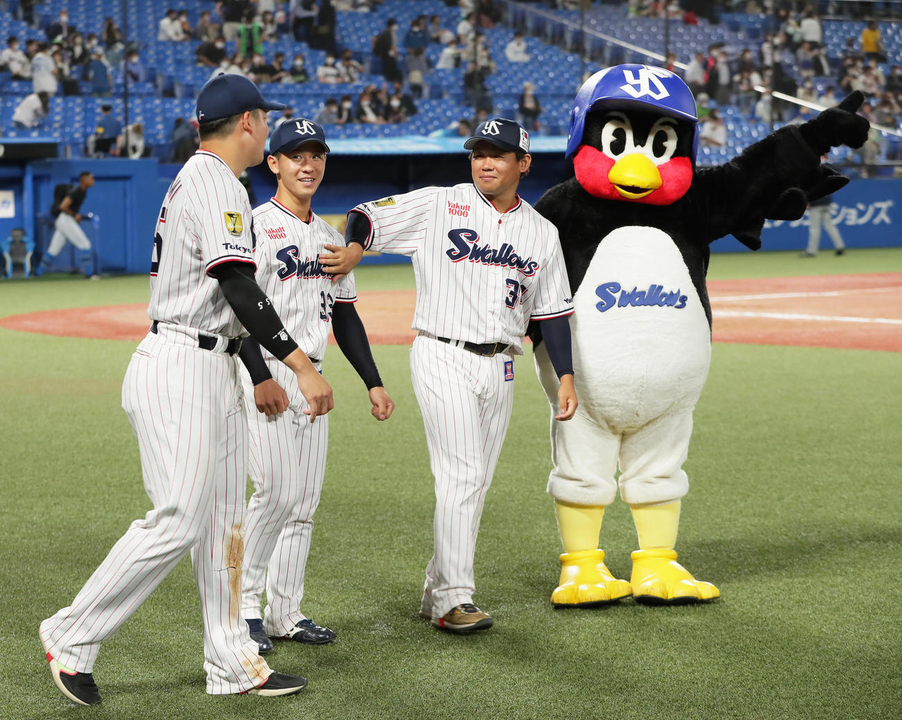 ヤクルト対日本ハム　サヨナラ勝ちに笑顔を見せるヤクルトの、左から村上、内山壮、田口（撮影・足立雅史）