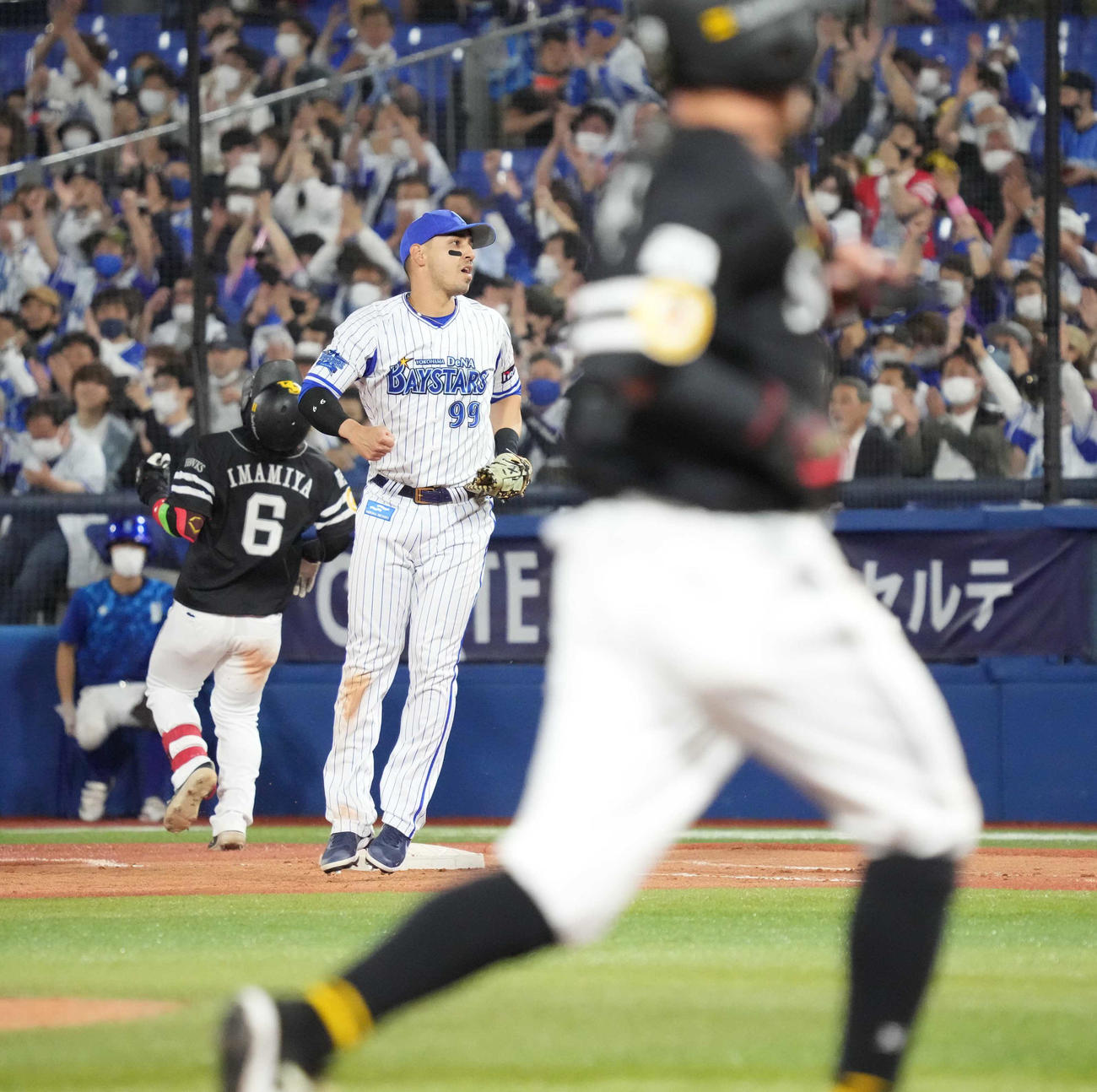 DeNA対ソフトバンク　7回表ソフトバンク2死二塁、今宮（左）はDeNA牧の好捕に阻まれ天を仰ぐ（撮影・小沢裕）