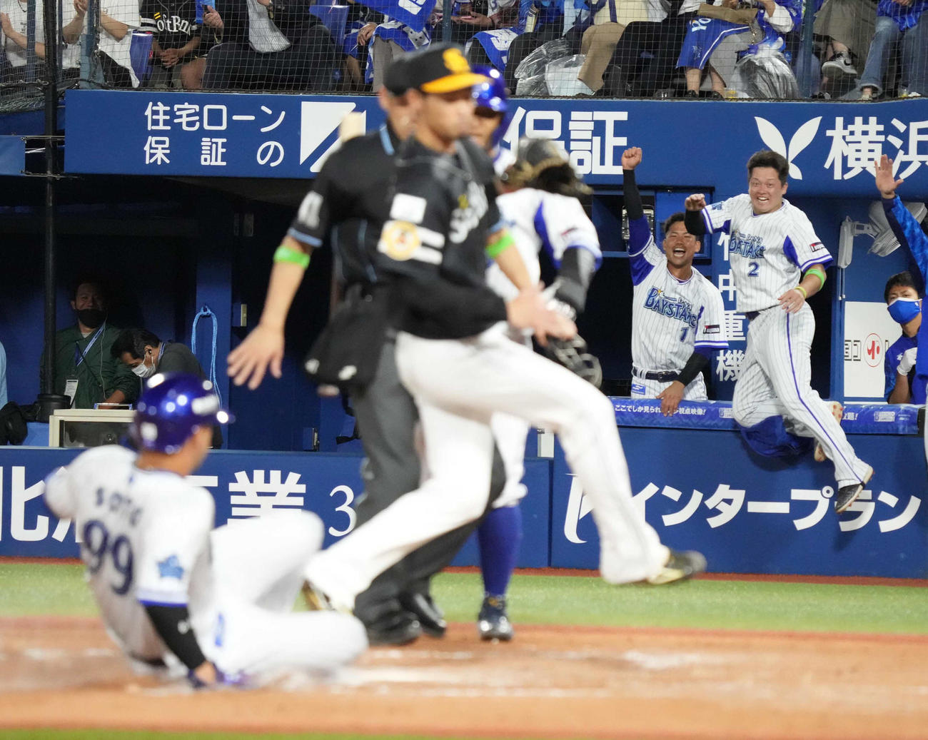 DeNA対ソフトバンク　8回裏DeNA2死二、三塁、三塁走者ソト（左）がソフトバンク甲斐の捕逸で勝ち越しの生還を果たし大喜びする牧（右）らベンチのナイン（撮影・小沢裕）