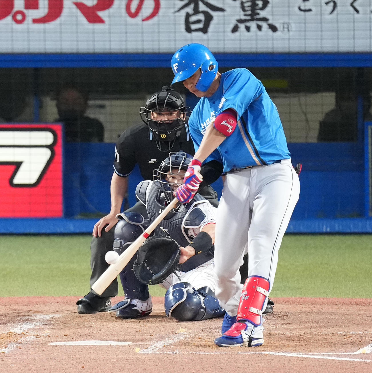 ヤクルト対日本ハム　4回表日本ハム無死二塁、右二塁打を放つ野村（撮影・菅敏）