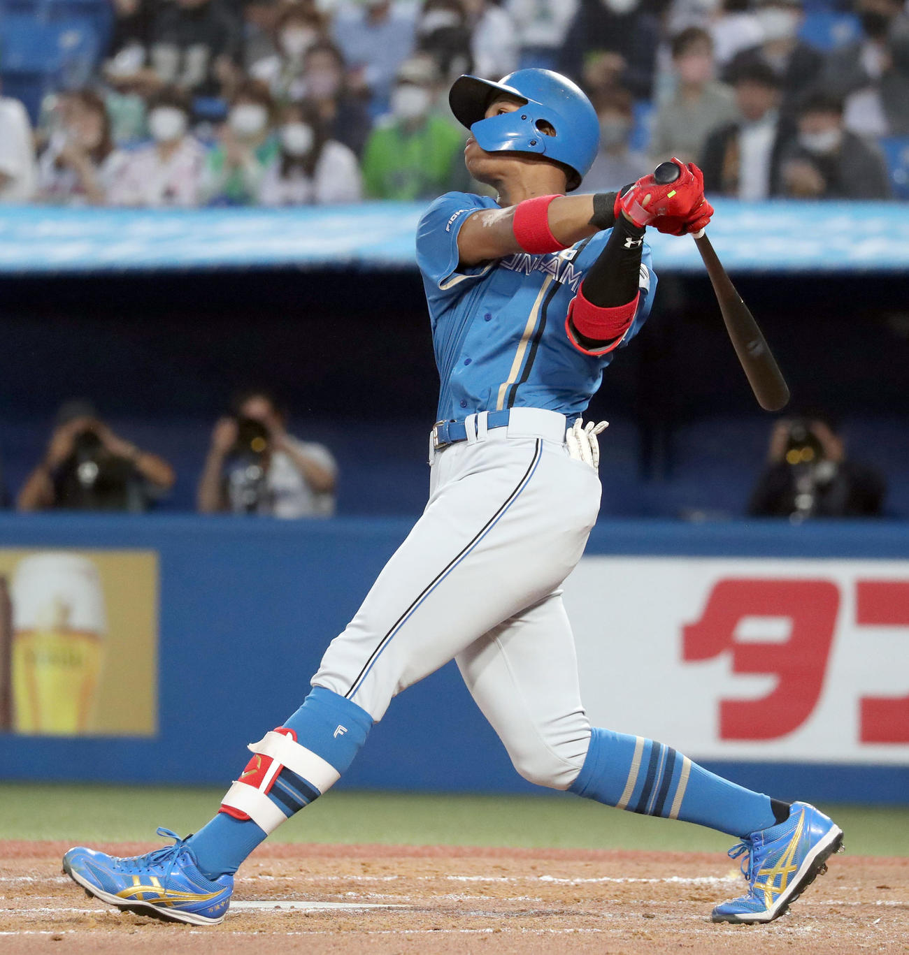ヤクルト対日本ハム　4回表日本ハム無死二、三塁、万波は左犠飛を放つ（撮影・佐藤翔太）