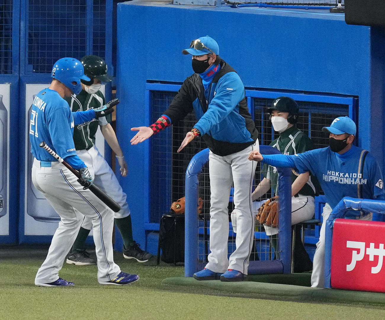 ヤクルト対日本ハム　4回表日本ハム無死二、三塁、万波中正の犠飛で三塁から生還し、新庄監督（中央）に迎えられる清宮（撮影・菅敏）