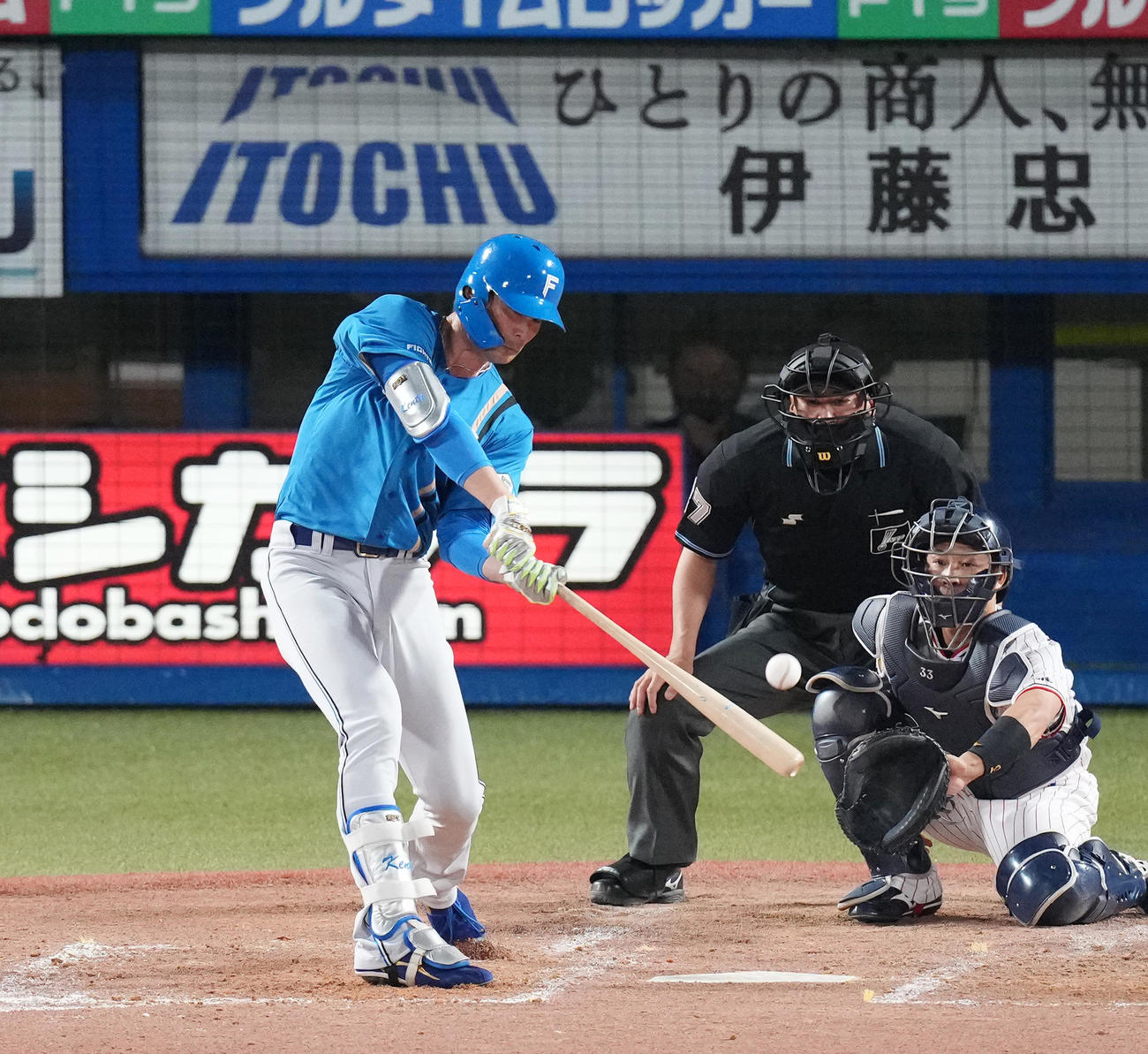 ヤクルト対日本ハム　5回表日本ハム無死、左二塁打を放つ上原（撮影・菅敏）