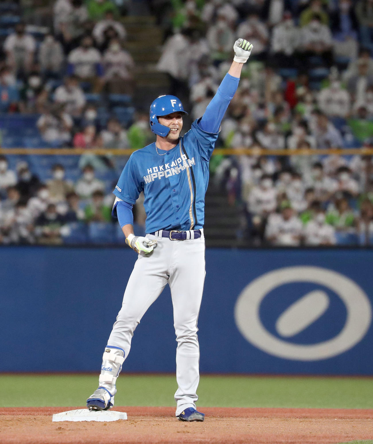 ヤクルト対日本ハム　5回表日本ハム無死、上原は二塁打を放ちガッツポーズ（撮影・佐藤翔太）