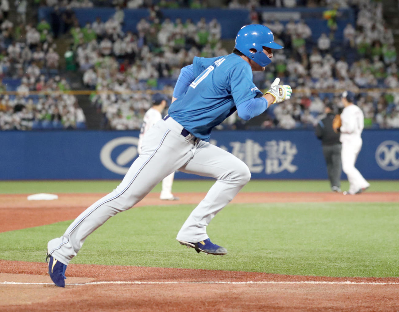 ヤクルト対日本ハム　5回表日本ハム無死、松本剛の中犠飛で本塁にタッチアップをする三走上原（撮影・佐藤翔太）