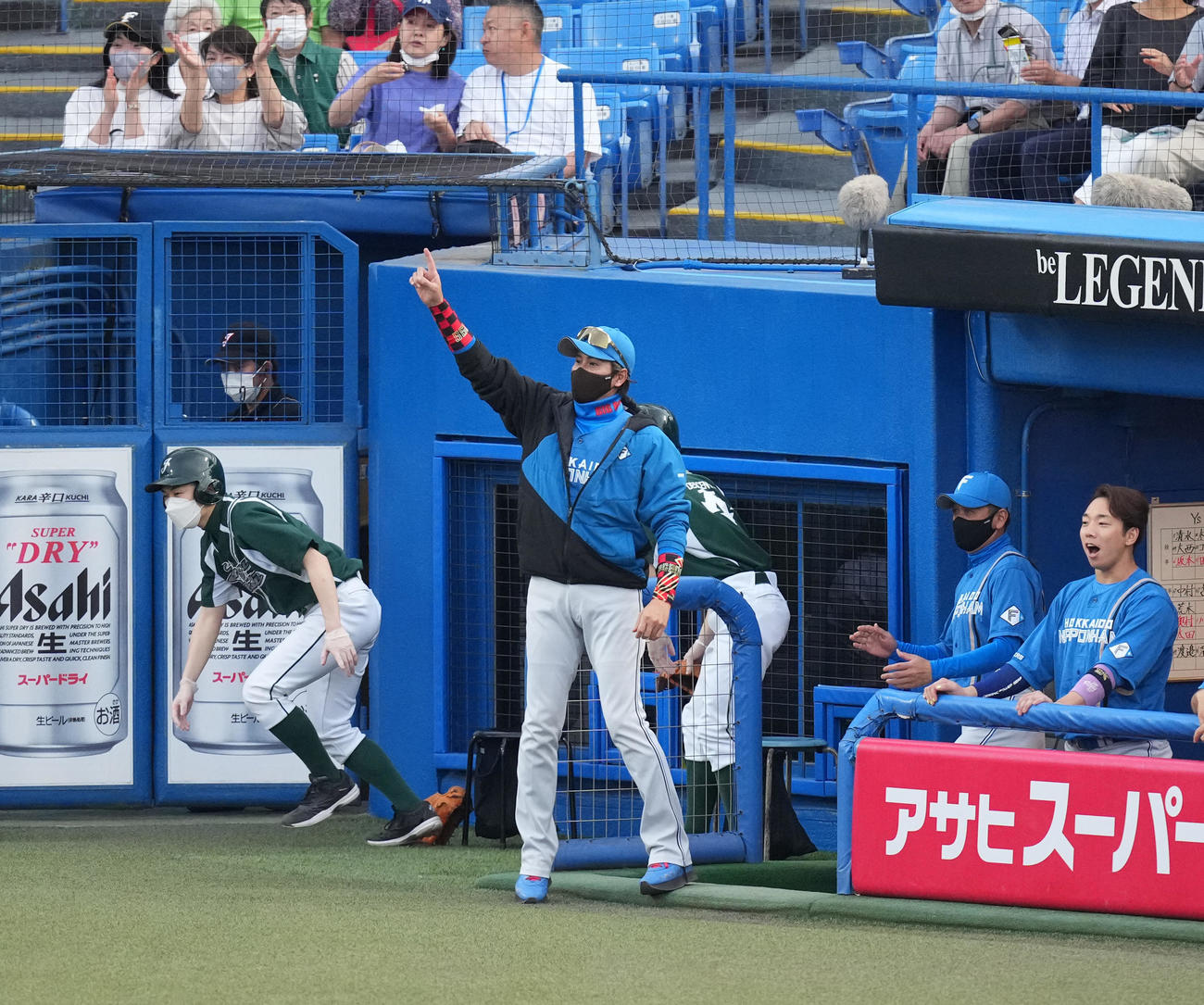 ヤクルト対日本ハム　1回表日本ハム無死、松本剛の先頭打者本塁打に指を突き上げて喜ぶ新庄監督（撮影・菅敏）