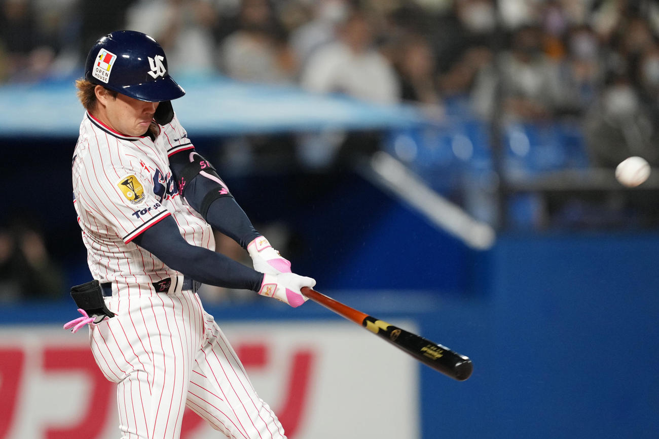 ヤクルト対日本ハム　7回裏ヤクルト無死満塁、同点の2点適時二塁打を放つ濱田（撮影・菅敏）