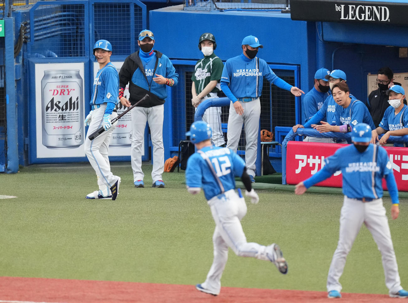 ヤクルト対日本ハム　1回表日本ハム無死、先頭打者本塁打を放った松本剛（手前）を笑顔で見つめる新庄監督（左から2人目）（撮影・菅敏）