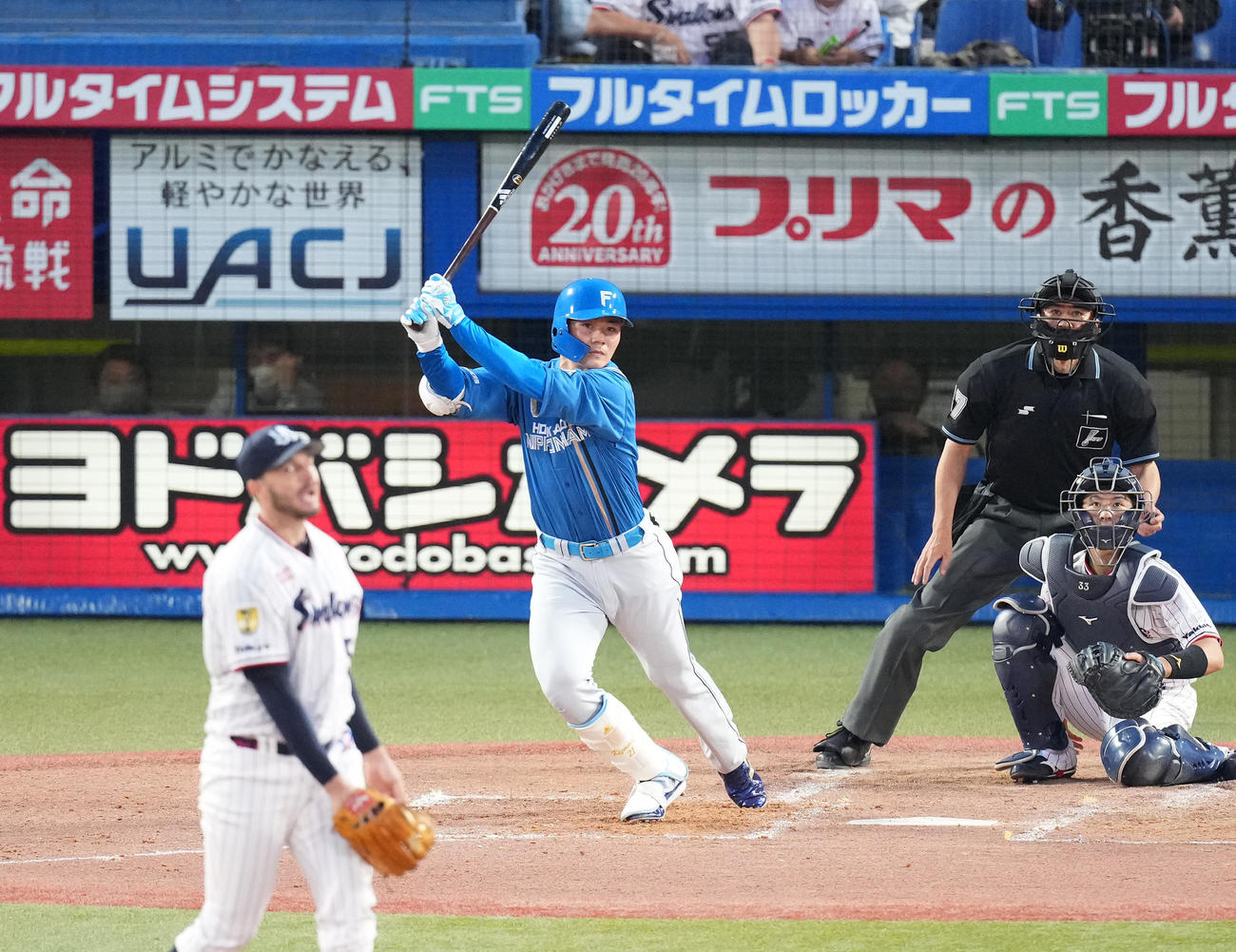 ヤクルト対日本ハム　4回表日本ハム無死、中二塁打を放つ清宮。投手スアレス（撮影・菅敏）