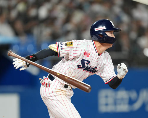 ヤクルト対日本ハム 7回裏ヤクルト無死満塁、右適時打を放つ長岡(撮影・菅敏)