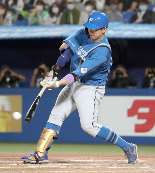 ヤクルト対日本ハム 8回表日本ハム1死二、三塁、宇佐見は勝ち越しとなる中前適時打を放つ(撮影・佐藤翔太)